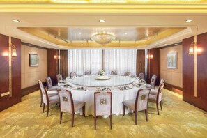 2 restaurants, breakfast, lunch, dinner served; Chinese cuisine