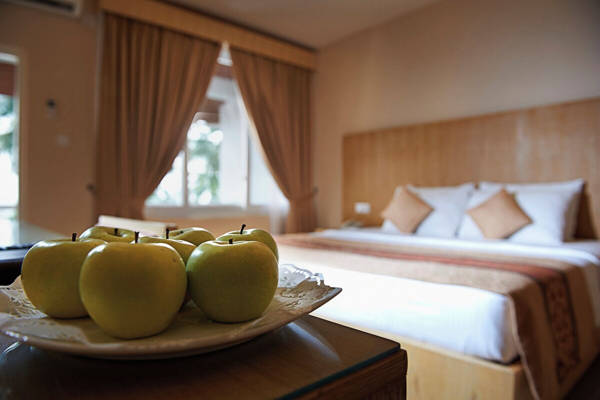 Egyptian cotton sheets, premium bedding, minibar, in-room safe