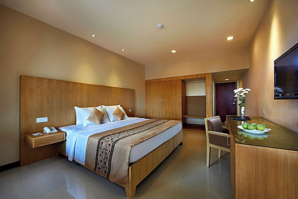 Egyptian cotton sheets, premium bedding, minibar, in-room safe