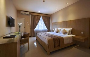 Standard King Room with Sea View | Seprai katun Mesir, seprai premium, minibar, dan brankas
