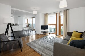 Departamento, 2 habitaciones | Área de sala de estar | Televisión de pantalla plana de 32 pulgadas con canales por cable 
