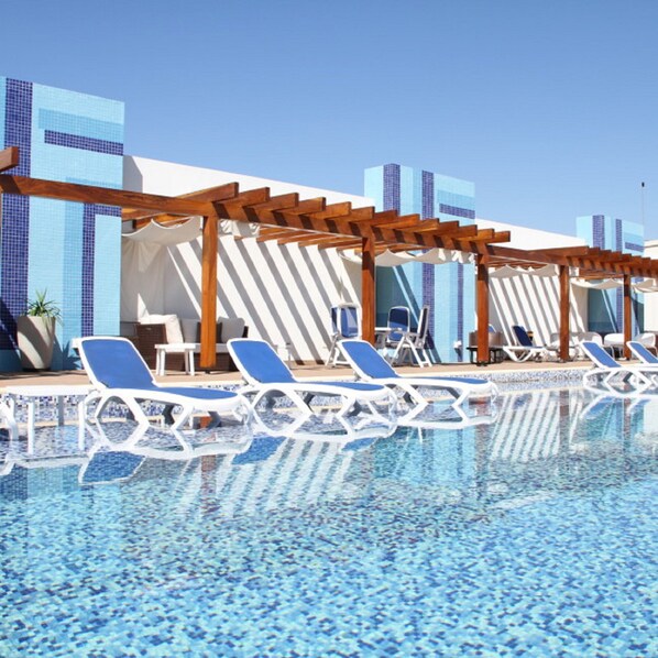 Una piscina al aire libre