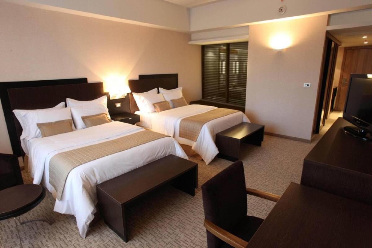 Minibar, in-room safe, laptop workspace, blackout drapes