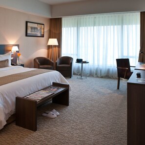 Minibar, in-room safe, laptop workspace, blackout drapes - Gran Bourbon Hotel Asunción (Luque)