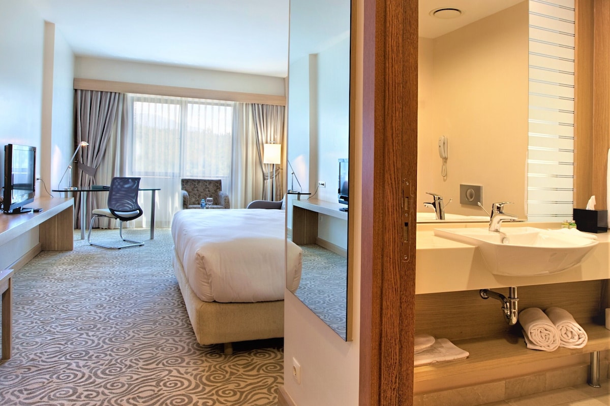 Egyptian cotton sheets, premium bedding, minibar, in-room safe