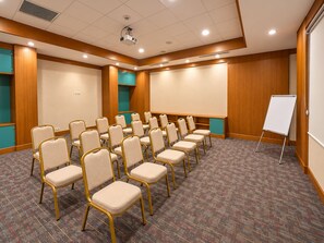 A conference room with rows of chairs, a whiteboard, and a carpeted floor. - Park Dedeman Denizli (Denizli)