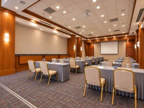 A conference room with multiple tables, chairs, and a projector screen. - Park Dedeman Denizli (Denizli)