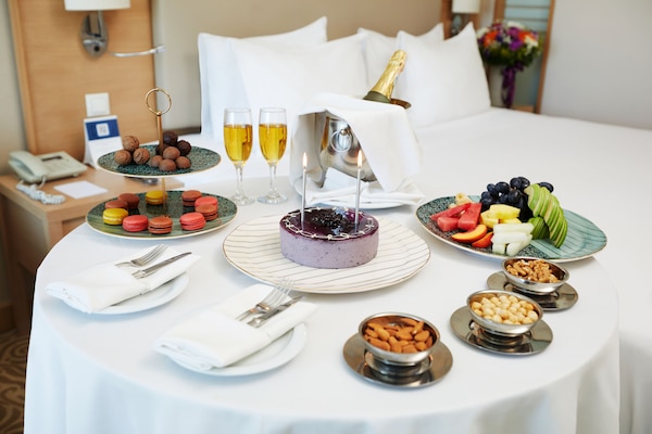 Habitación Deluxe | Sábanas de algodón egipcio, ropa de cama de alta calidad y minibar