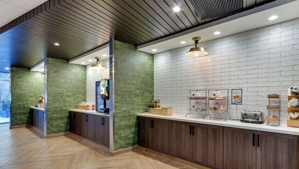 Een moderne keuken met houten kastjes, een visgraatvloer en een betegelde achterwand.