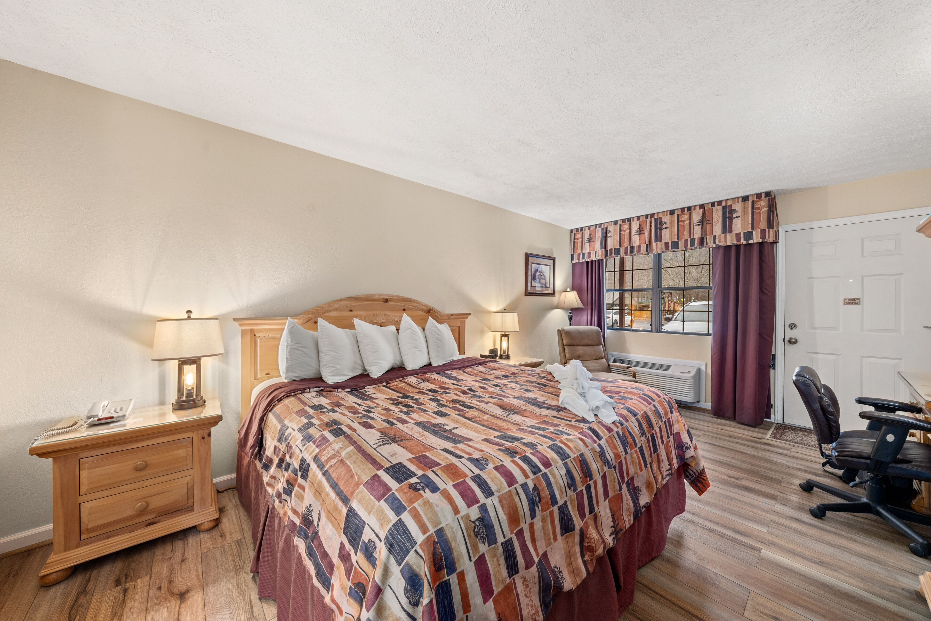 Standard-huone, 1 suuri parisänky | Pillowtop-patjalliset sängyt, pimennysverhot, silitysrauta/-lauta