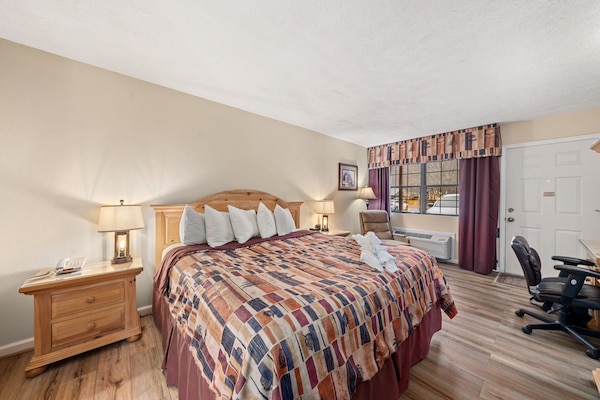 Creekside King | Pillowtop beds, blackout drapes, iron/ironing board, free WiFi