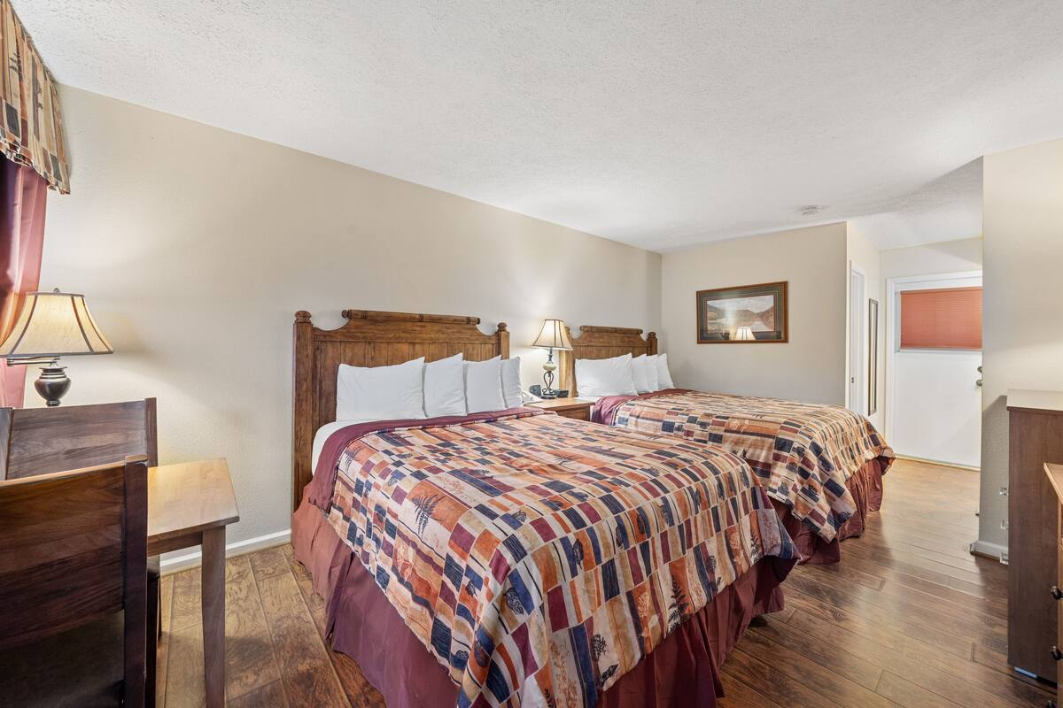 标准房, 2 张大床 | 加厚床垫、遮光窗帘、熨斗/熨衣板、免费 WiFi