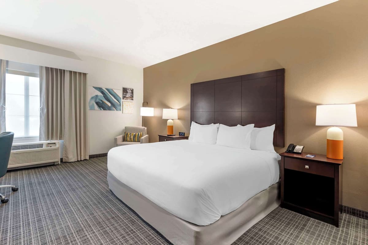 Room, 1 King Bed, Accessible, Non Smoking (Accessible Tub) | Premium bedding, desk, iron/ironing board, rollaway beds