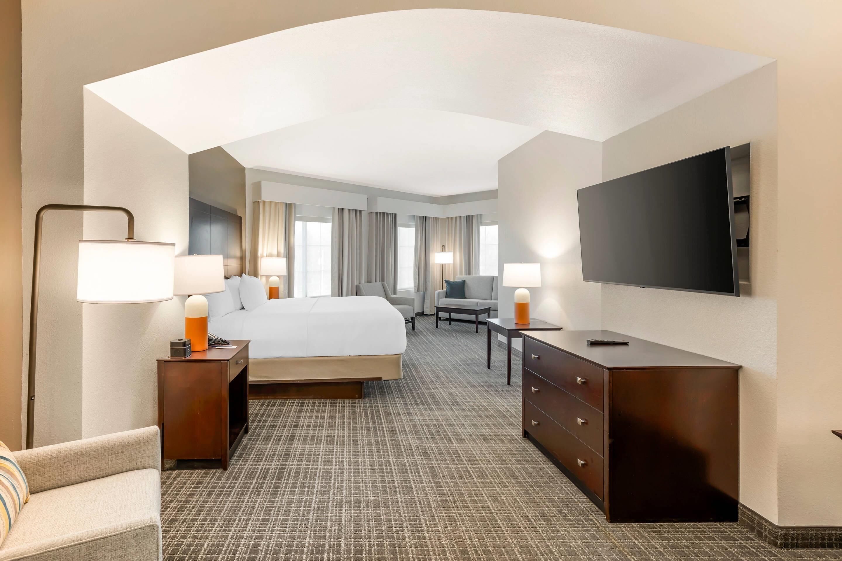 Suite, 1 King Bed with Sofa bed, Non Smoking | Premium bedding, desk, iron/ironing board, rollaway beds