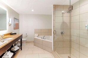 Premium bedding, desk, iron/ironing board, rollaway beds - Comfort Inn & Suites Verona at Turning Stone Resort Casino (Verona)