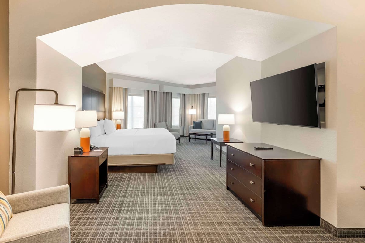 Suite, 1 King Bed with Sofa bed, Non Smoking | Premium bedding, desk, iron/ironing board, rollaway beds