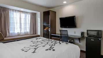 Senge med topmadrasser, pengeskab på værelset, skrivebord