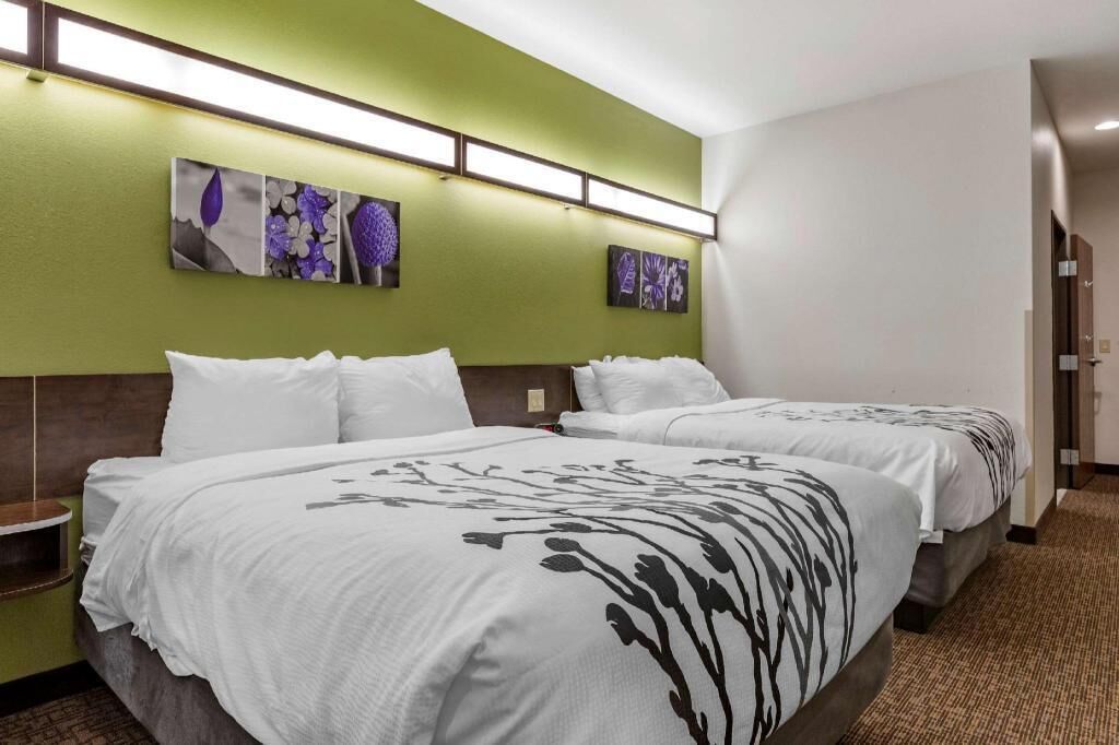 Camas com colchões pillow-top, cofres nos quartos, escrivaninha