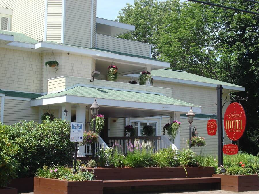 Un hôtel doté d’un toit végétalisé, d’une entrée abritée et de plantes d’extérieur.