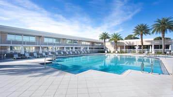 Utomhuspool och solstolar