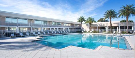 Utomhuspool och solstolar