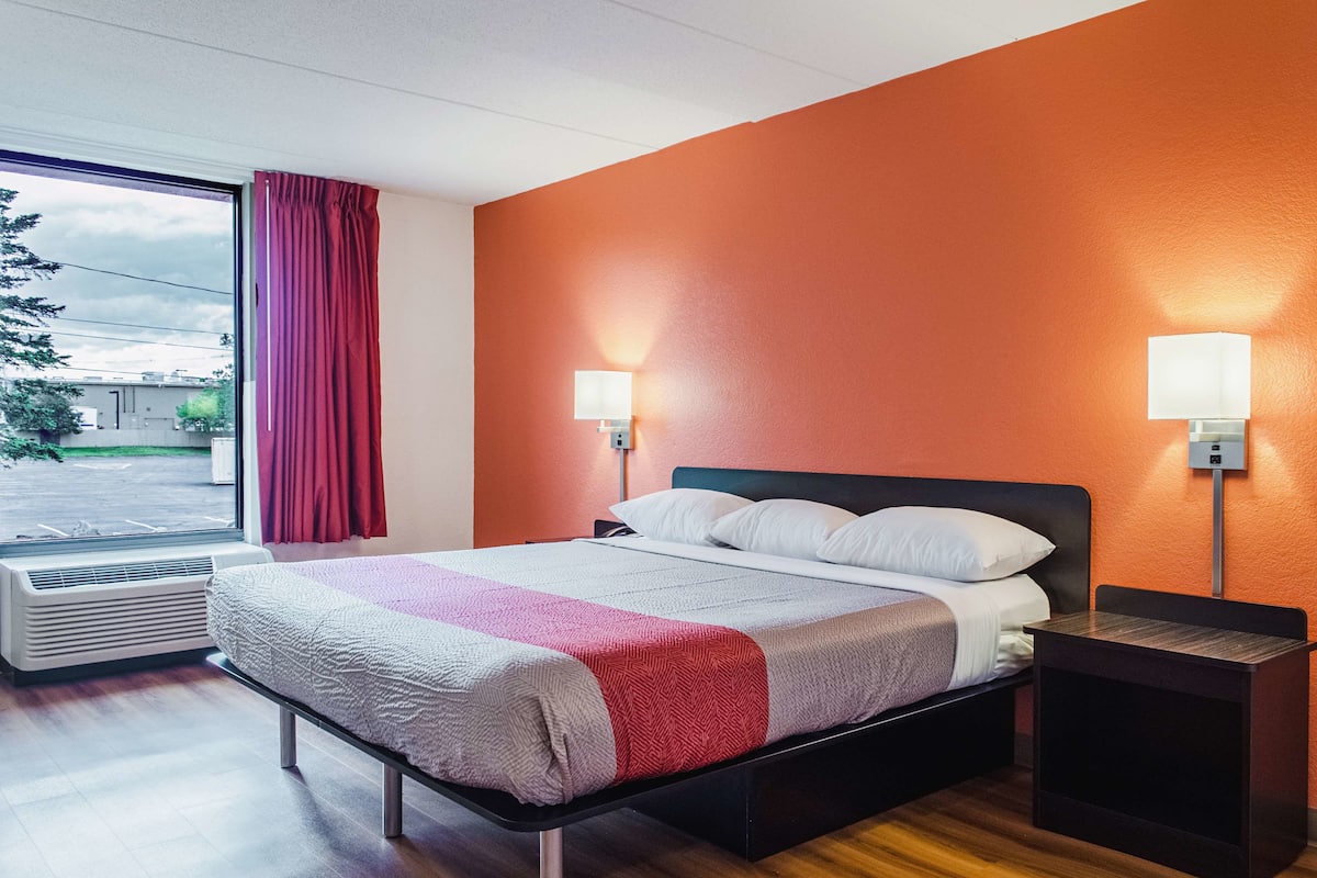 Een bureau, verduisterende gordijnen, gratis wifi, beddengoed