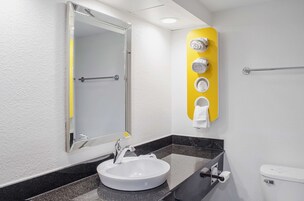 Ducha y bañera combinadas, toallas y papel higiénico