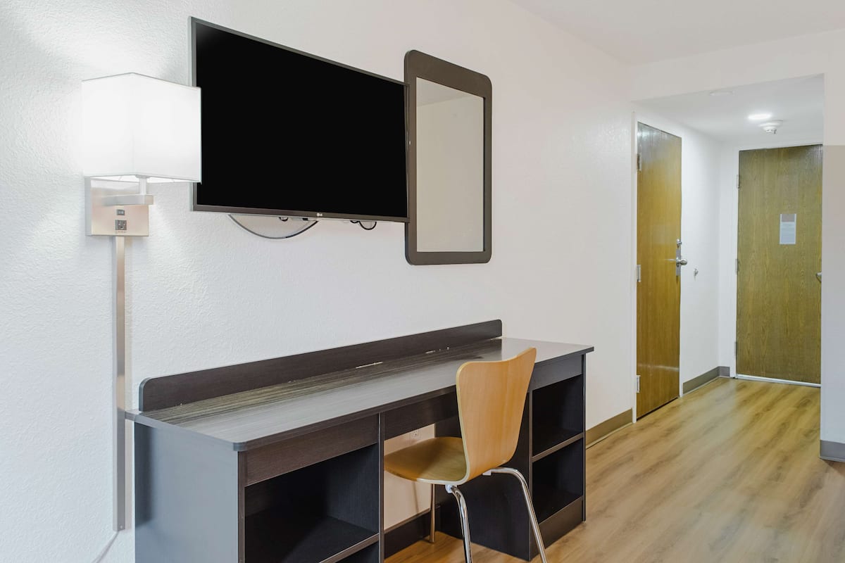 Työpöytä, pimennysverhot, ilmainen Wi-Fi, vuodevaatteet