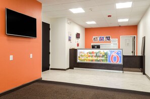 Lobby - Motel 6 Brockton, MA (Brockton)