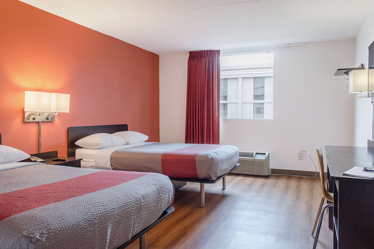 Työpöytä, pimennysverhot, ilmainen Wi-Fi, vuodevaatteet