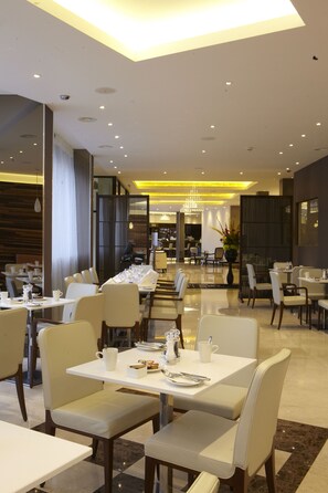 Buffet breakfast on weekdays (GBP 12.50 per person) - Park Grand Heathrow (Hounslow)