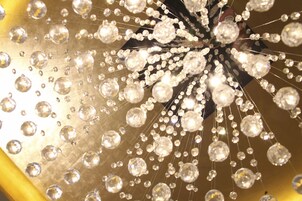 Un candelabro con múltiples elementos de cristal colgantes.