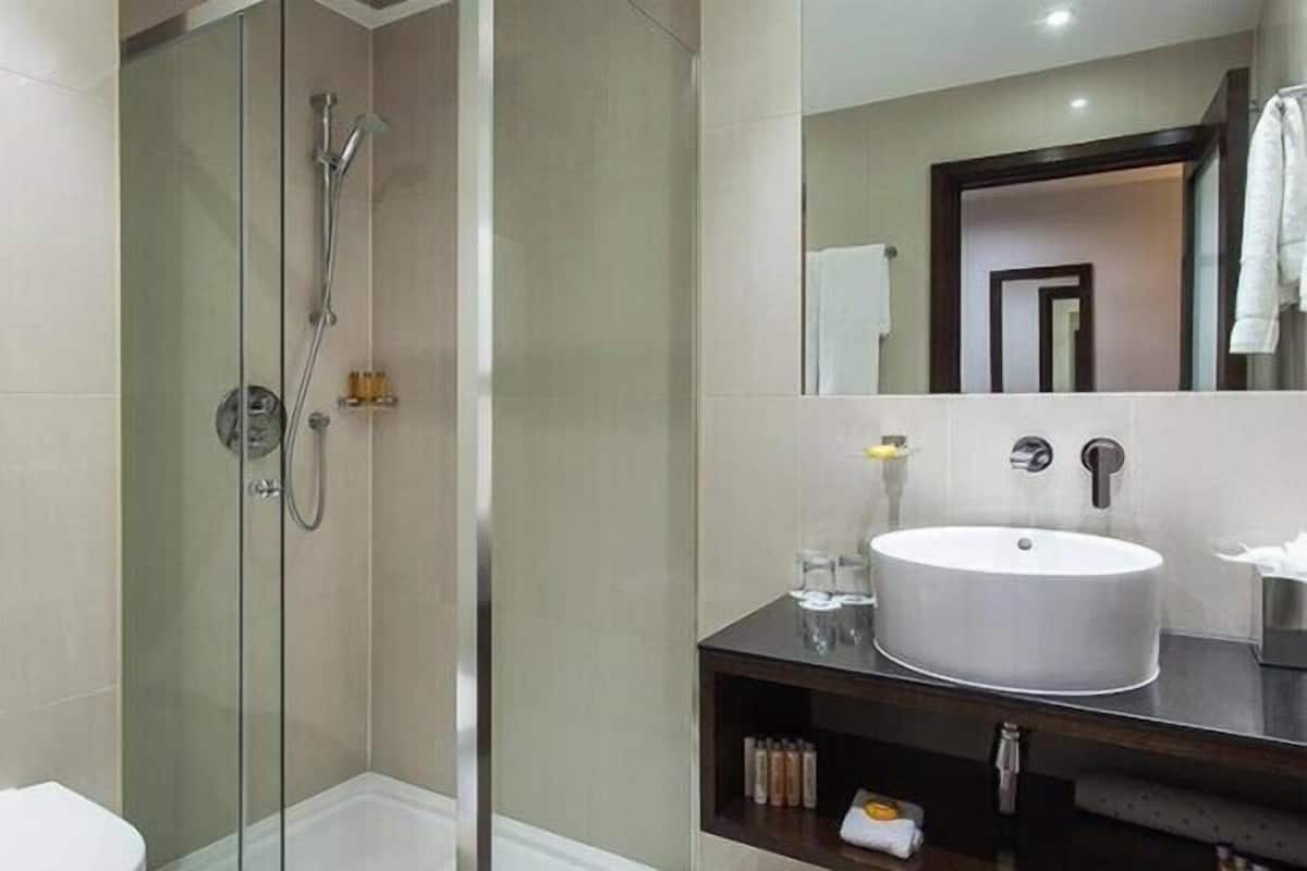 Bathroom | Combined shower/tub, rainfall showerhead, free toiletries, hair dryer