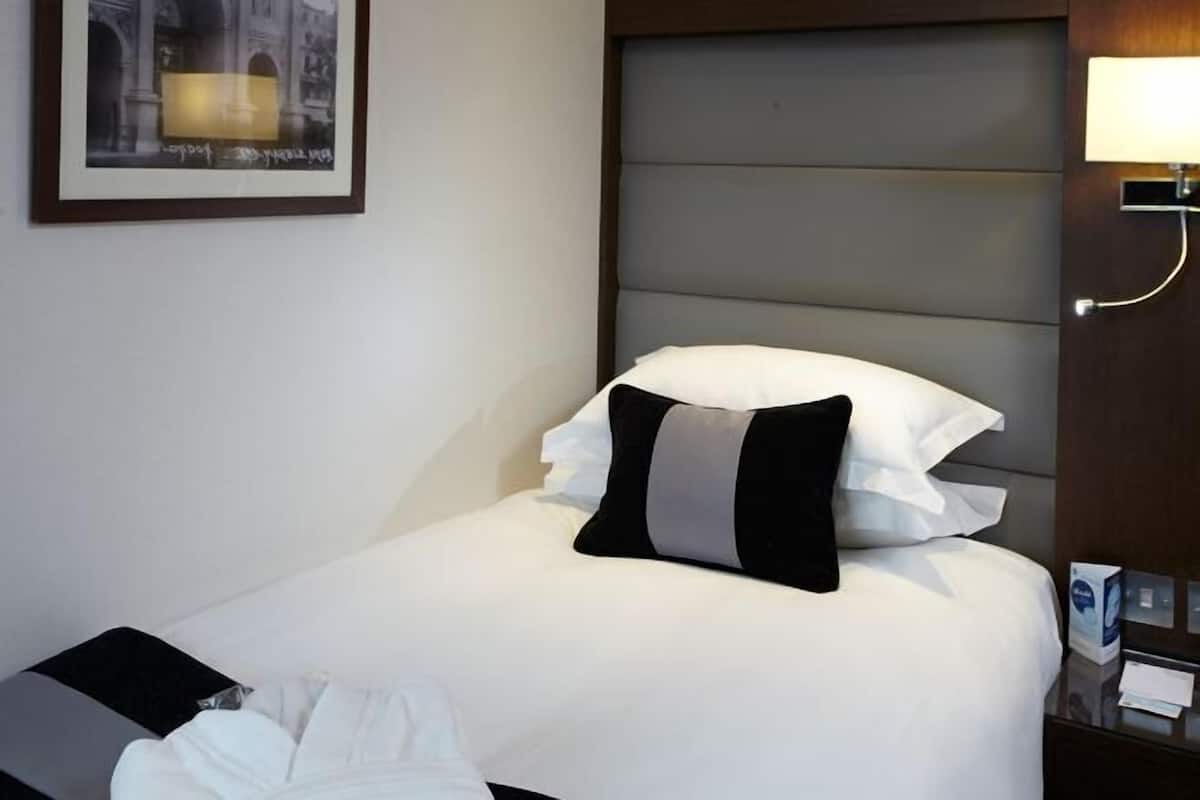 In-room safe, desk, laptop workspace, soundproofing
