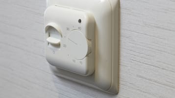 Um termostato fixado na parede.