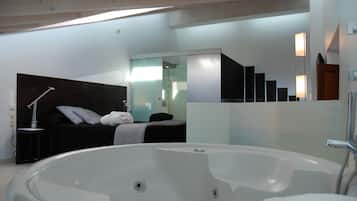 Designer toiletartikelen, een haardroger, handdoeken, shampoo