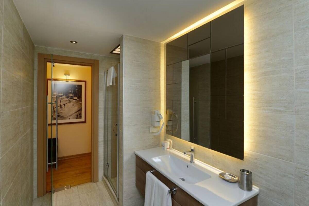 Studyo room | Bathroom | Separate tub and shower, rainfall showerhead, free toiletries