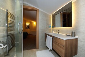 Penthouse | Bathroom | Separate tub and shower, rainfall showerhead, free toiletries - Collage Cihangir Apart - Special Class (Istanbul)