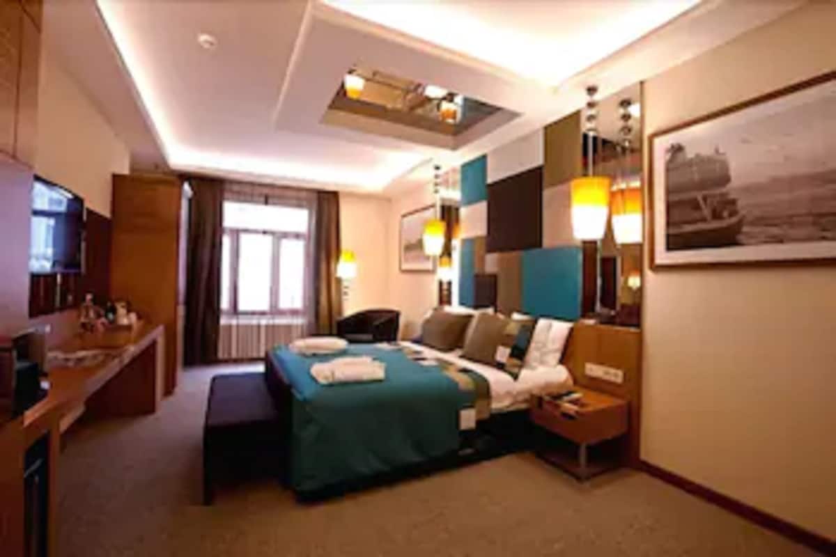 Copriletto in piuma, minibar, cassaforte in camera, una scrivania