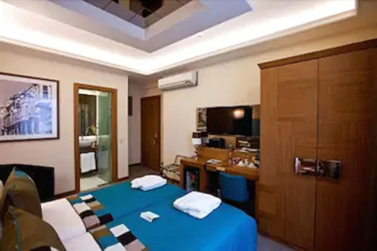 Camera Superior con letto matrimoniale o 2 letti singoli | Copriletto in piuma, minibar, cassaforte in camera, una scrivania