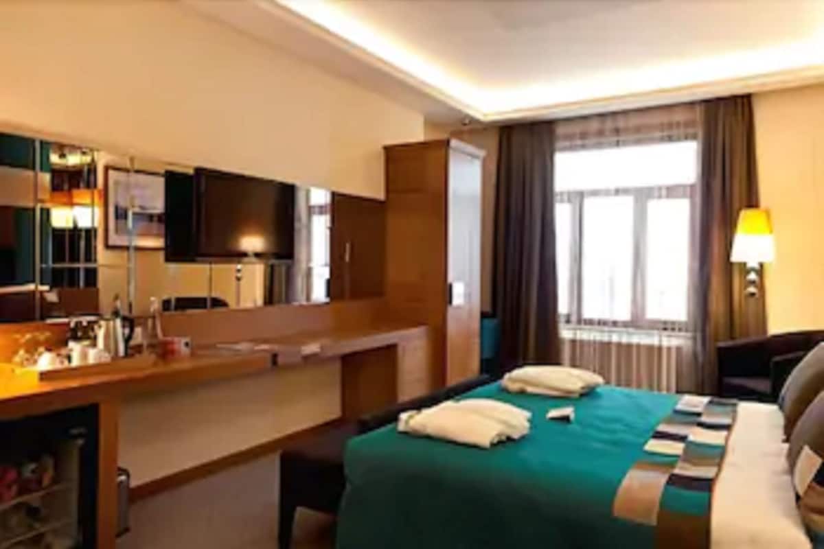 Copriletto in piuma, minibar, cassaforte in camera, una scrivania