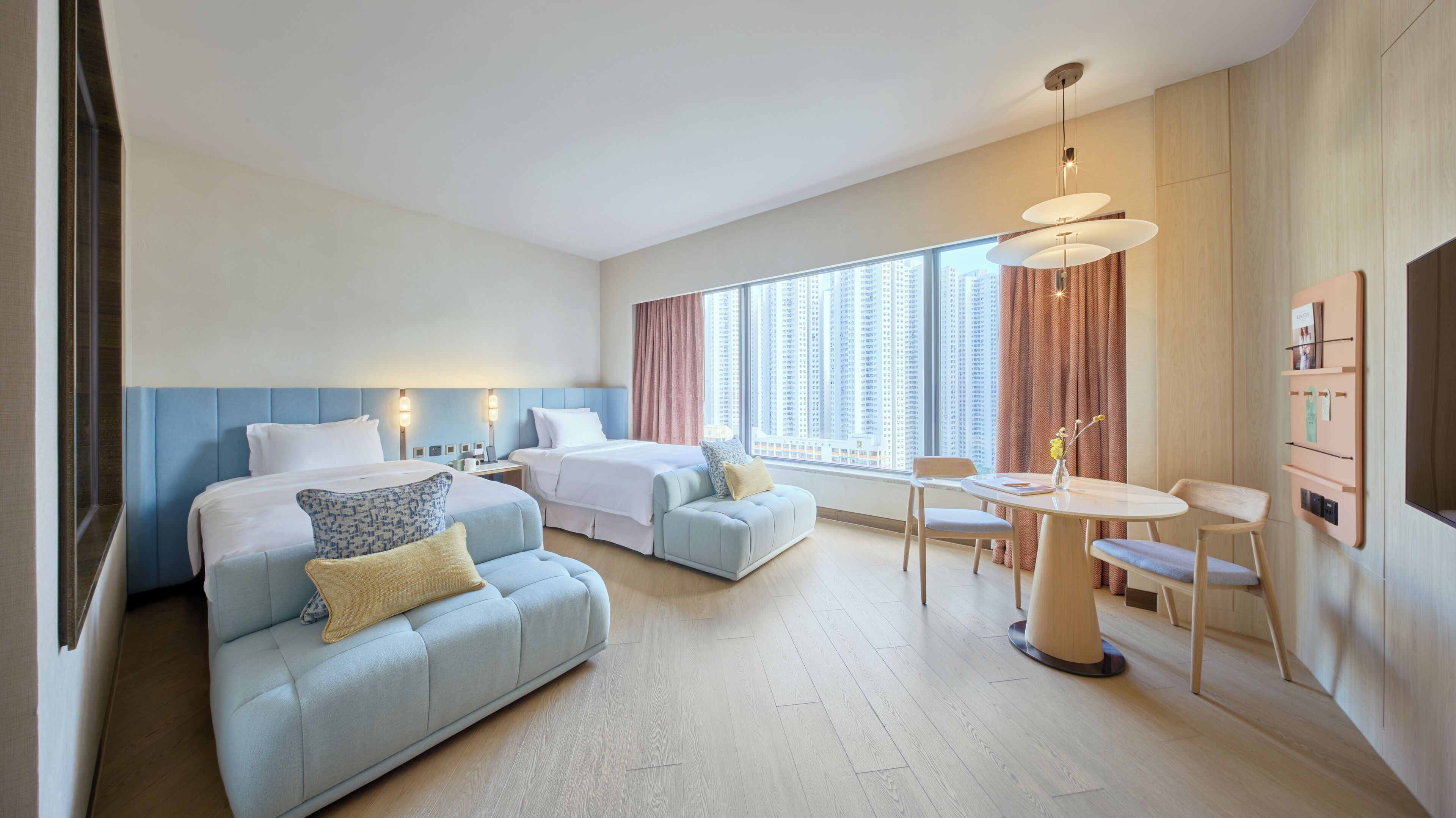 Dobbeltrom – standard, byutsikt | Minibar, safe på rommet, skrivebord for bærbar PC og blendingsgardiner