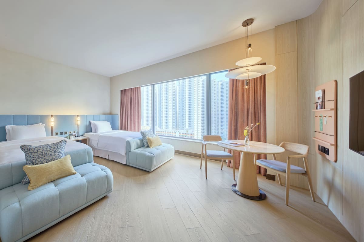 Dobbeltrom – standard, byutsikt | Minibar, safe på rommet, skrivebord for bærbar PC og blendingsgardiner