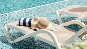 สระว่ายน้ำกลางแจ้งเปิดตามฤดูกาล