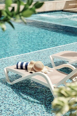 Seasonal outdoor pool - The Royal Garden Kowloon East (Sai Kung)