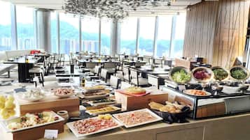 3 restaurants, breakfast, lunch, dinner served; Fusion cuisine