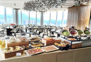 3 restaurantes, se sirven desayunos, comidas, cenas y cocina fusión