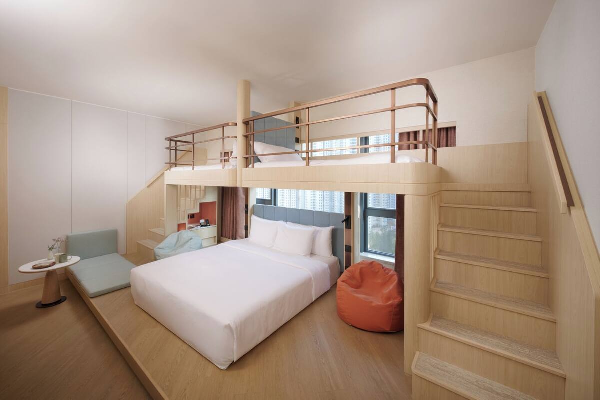 ห้องแฟมิลี่สำหรับสี่ท่าน, วิวเมือง | มินิบาร์, ตู้นิรภัยในห้องพัก, ผ้าม่านกันแสง, ห้องเก็บเสียง