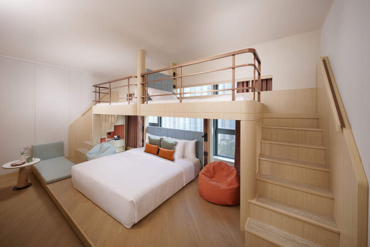 Habitación cuádruple familiar, vistas a la ciudad | Minibar, caja fuerte, cortinas opacas y sistema de insonorización