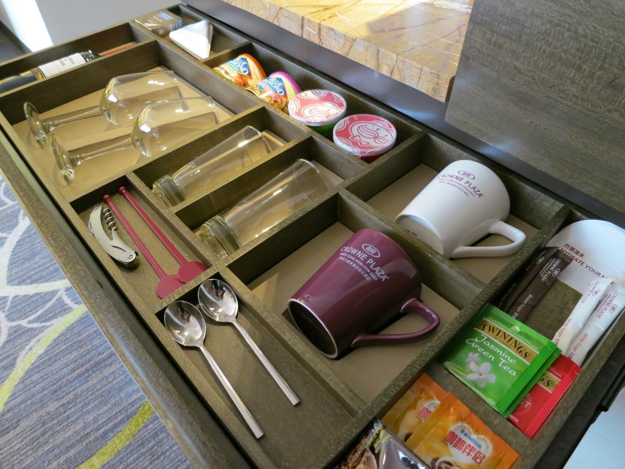 Minibar, brankas, meja kerja, dan kedap suara